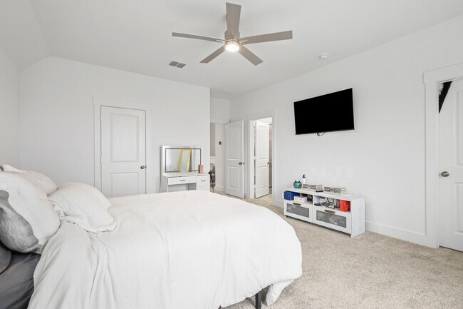 Building Photo - 1013 Carnation Dr