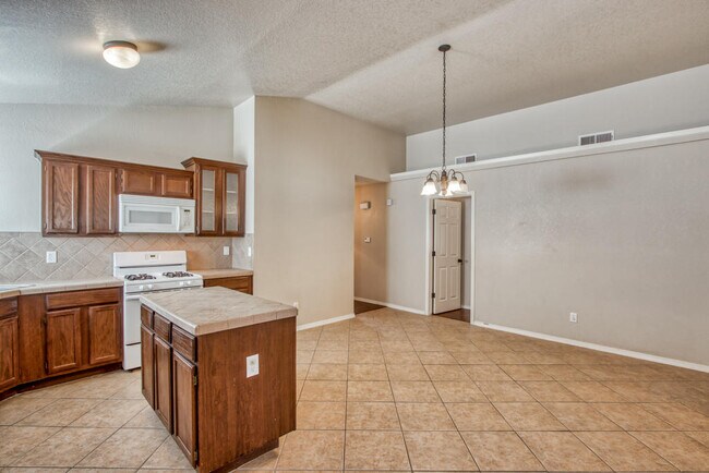 Building Photo - 1819 Shreya St