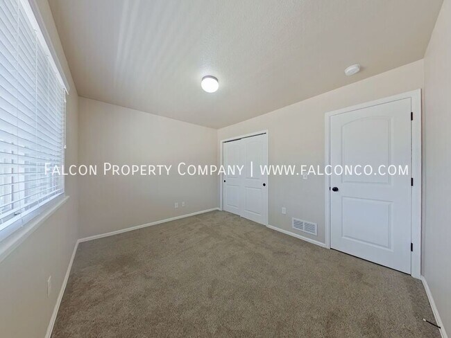 Building Photo - 6070 San Mateo Dr