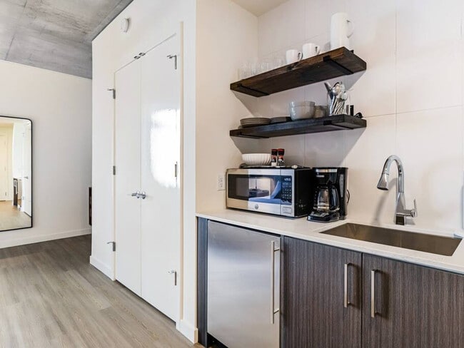 Building Photo - 1550 NW Naito Pkwy