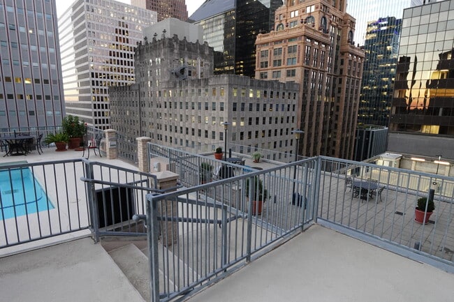 Building Photo - 914 Main St