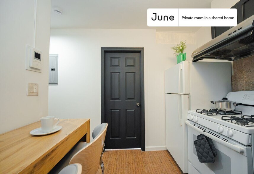 Building Photo - Room in Shared 3 bed/1 bath home in Chinatown