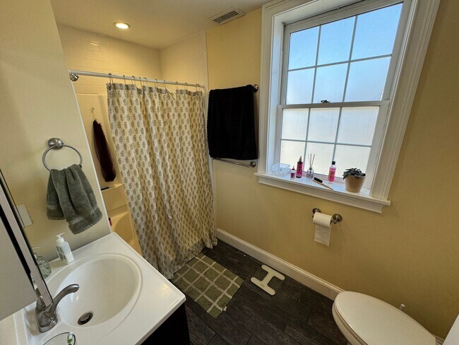 Building Photo - Awesome 6 bed 3.5 bath in Somerville...