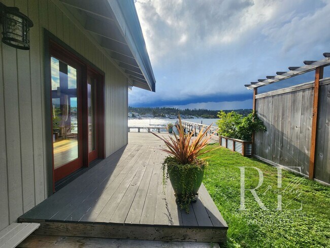 Building Photo - Waterfront Living in Indianola – Dock, Bea...