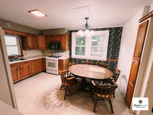 Building Photo - Recently updated 4 bed 1.5 bath Single Fam...