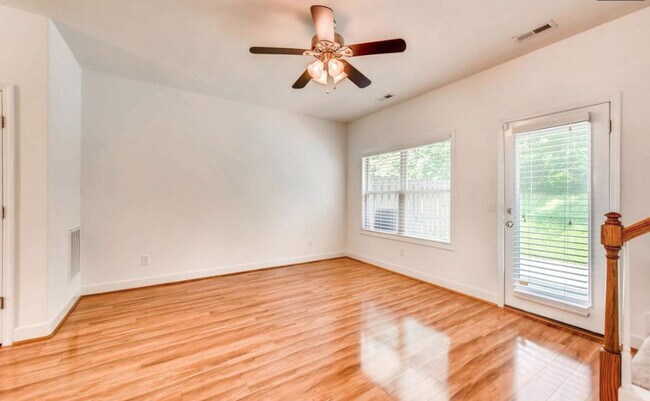 Building Photo - 2027 Pinecrest Dr