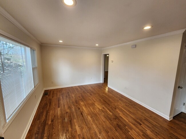 Building Photo - 214 Napoleon Dr SW