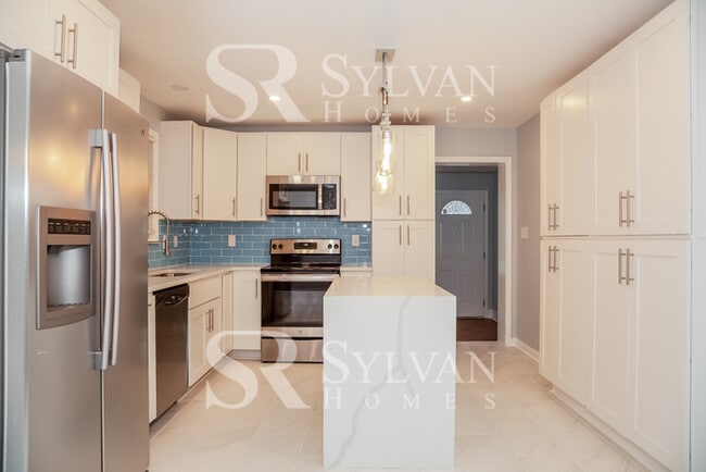 Building Photo - Lease today! No extra charge for contentment and relaxation!