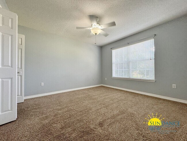 Building Photo - Stunning South Crestview Home with many Custom Details!