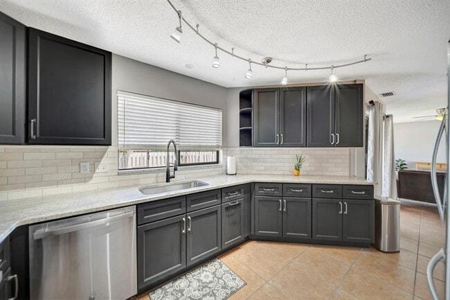 Building Photo - 9743 Saratoga Park Ct