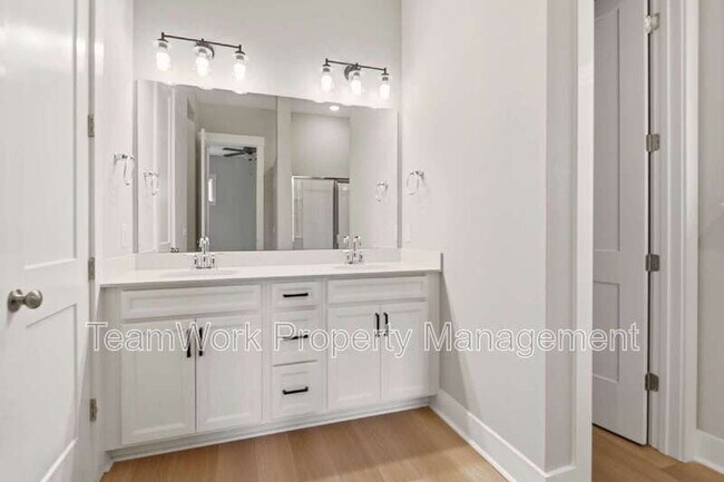 Building Photo - 553 Sound Dr