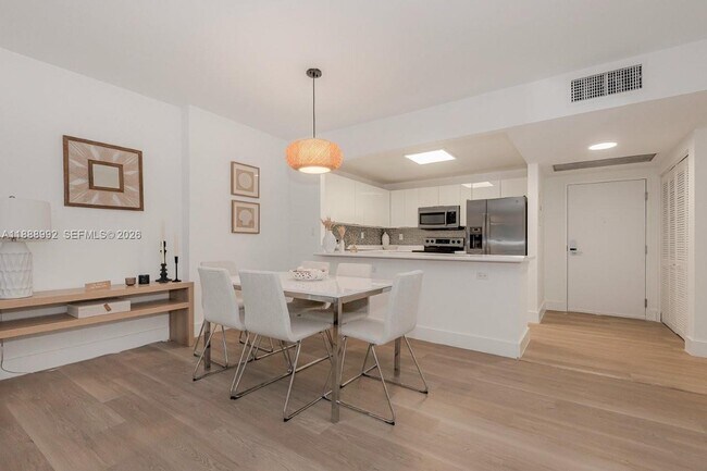 Building Photo - 2301 Collins Ave