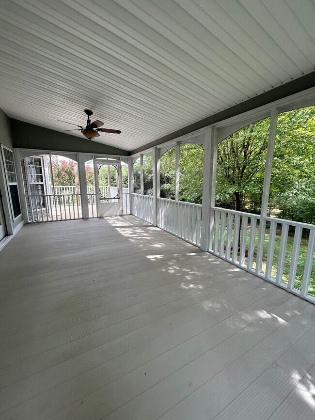 Building Photo - $500.00 OFF JANUARY RENT!! Soddy Daisy Oasis! 3 beds, 2.5 baths, huge garage & yard!