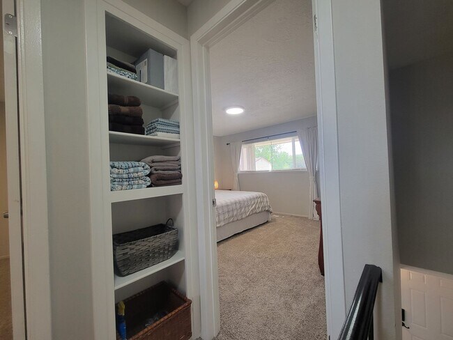 Building Photo - Newly Renovated Townhouse - Pet Friendly!!