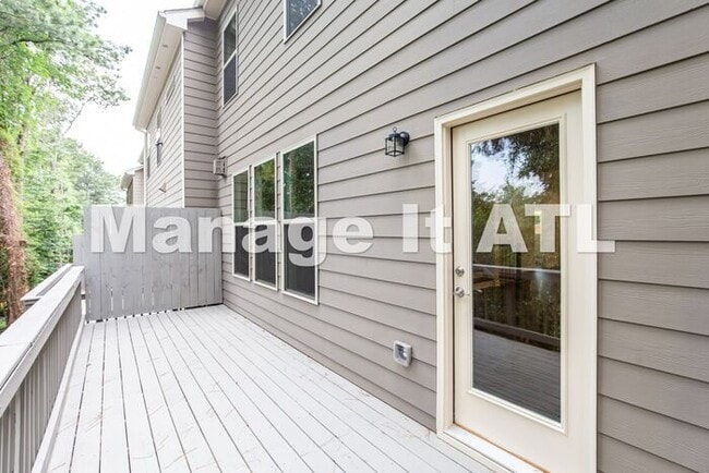 Building Photo - 4 Bedroom Townhome in Chamblee