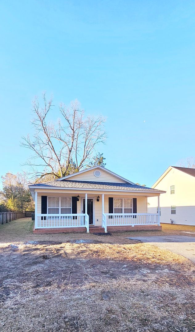 Building Photo - Spacious 3-Bedroom, 2-Bath Home with Moder...