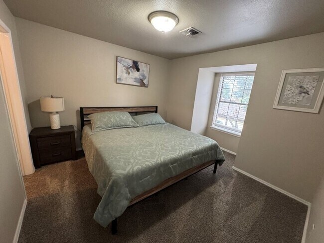 Building Photo - 3-bedroom Condo in Quail Springs area, fully furnished! You only pay Electric and Internet!