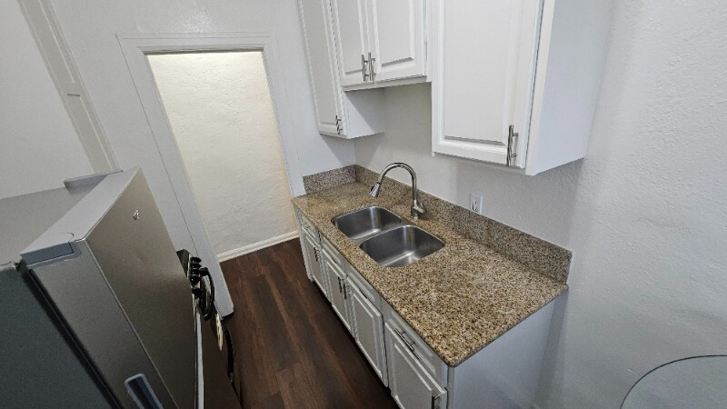 Building Photo - 1216 W Court St