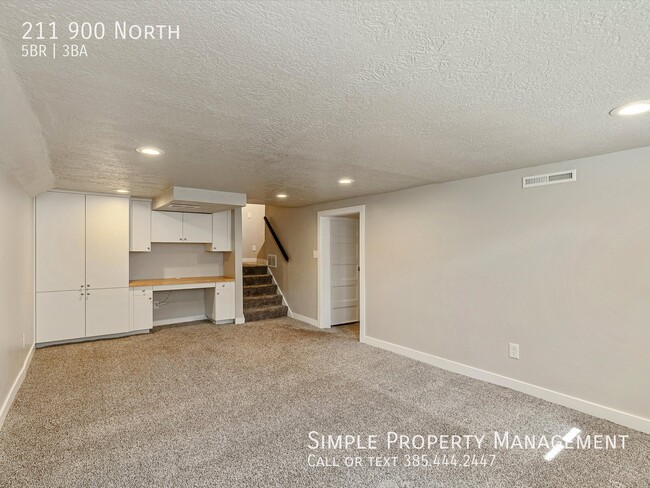 Building Photo - 211 900 N