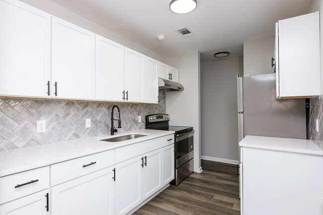 Building Photo - 3223 Alpine Ave