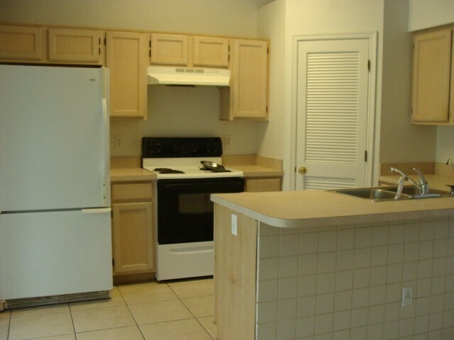 Building Photo - 3 Bed/2 bath 2 Car July 1 st  Call Carole ...