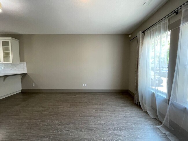 Building Photo - Incredible 2 Bed 1.5 Bath + Den  in N Portland near Peninsula Park! A/C and More!