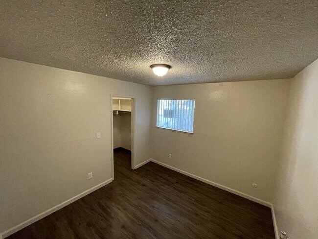 Building Photo - 1305 E Rumble Rd