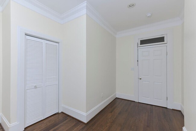 Building Photo - Cozy 3BR/2BA Home Steps from USC – PRE-LEA...