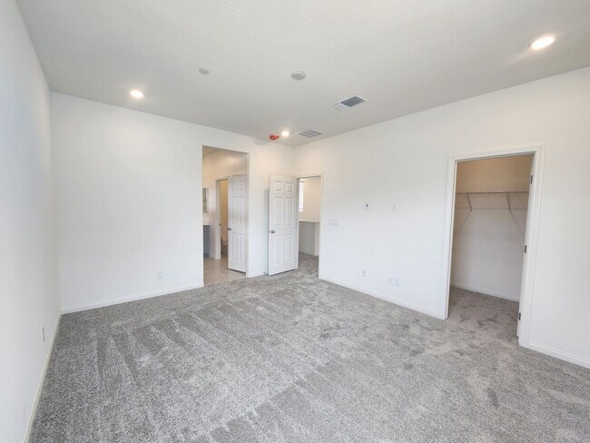 Building Photo - WOW Four Bedroom in North Summerlin!