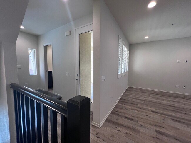 Building Photo - Gorgeous Like-New 4BD/3.5BA Oceanside Townhome! Bright & Airy Open Floor Plan, Stainless Applianc...