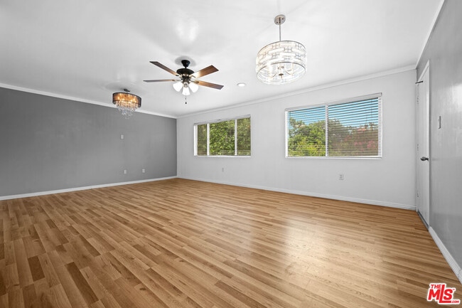 Building Photo - 12801 Moorpark St