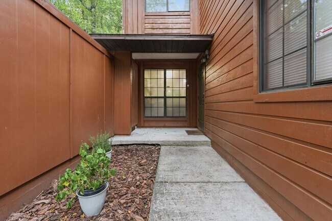 Building Photo - Rockwood Villa 2 bedroom 2 1/2 bath condo