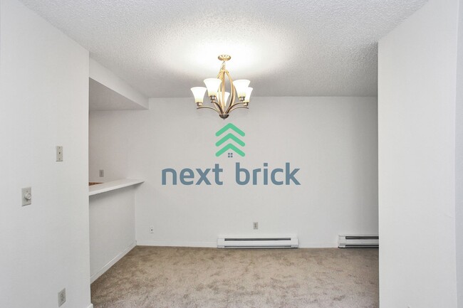 Building Photo - 2 Bed and 1 Bath Bellevue Condo is Availab...