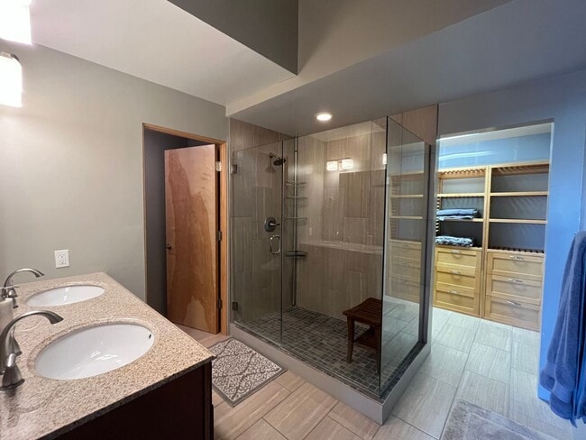 Building Photo - Eccentric 2 Bedroom 2.5 Bathroom Condo In ...
