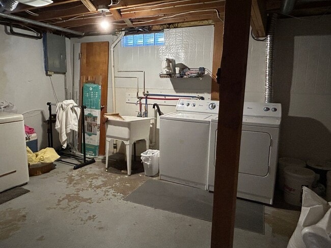 Building Photo - Lovely home in quiet neighborhood for rent