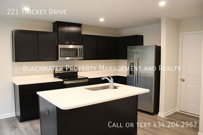 Building Photo - 221 Thicket Dr
