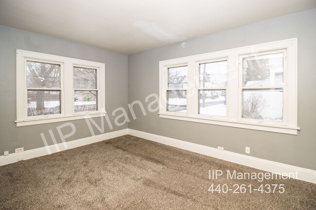 Building Photo - Charming Down Unit in Garfield Heights – A...