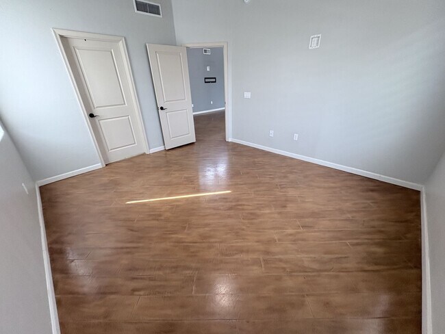 Building Photo - 181 E Crown Ct