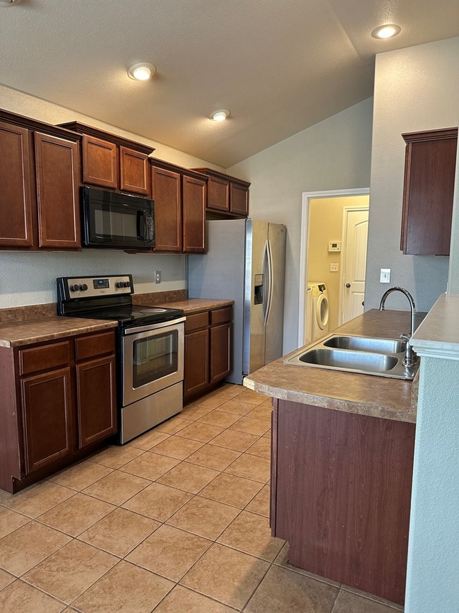 Building Photo - 8732 Rainbow Dr
