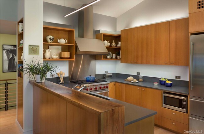 Building Photo - 425 Lake Dr