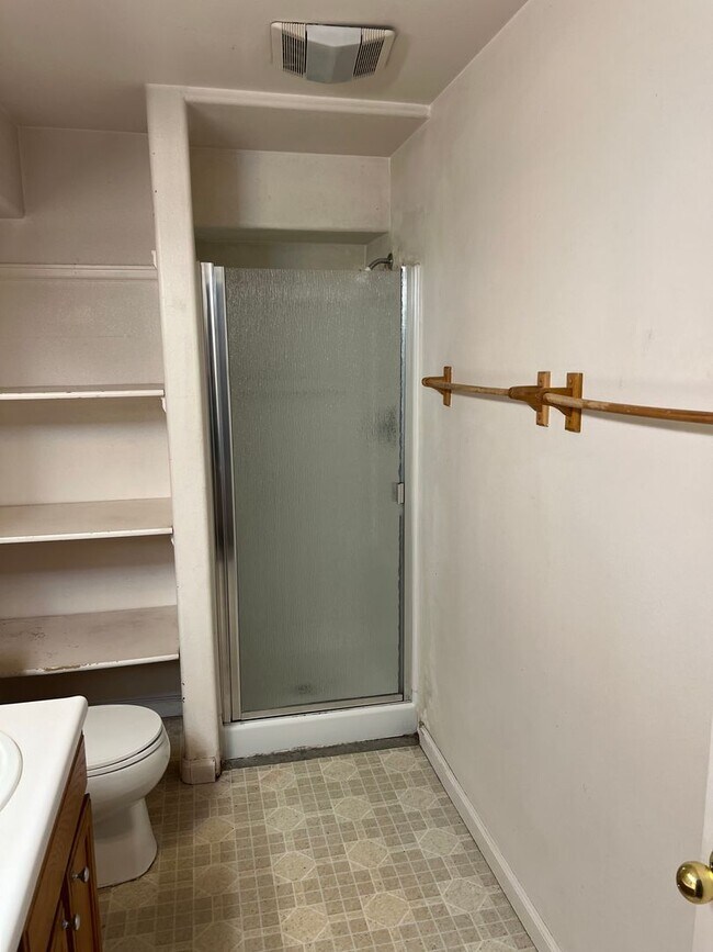 Building Photo - AVAILABLE NOW - BEAUTIFUL 6 bedroom home F...