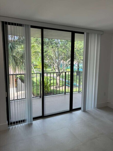 Building Photo - 13000 SW 92nd Ave