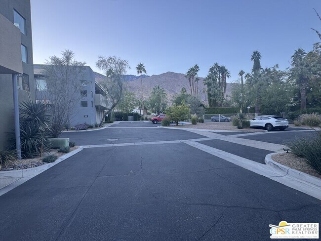 Building Photo - 810 E Palm Canyon Dr