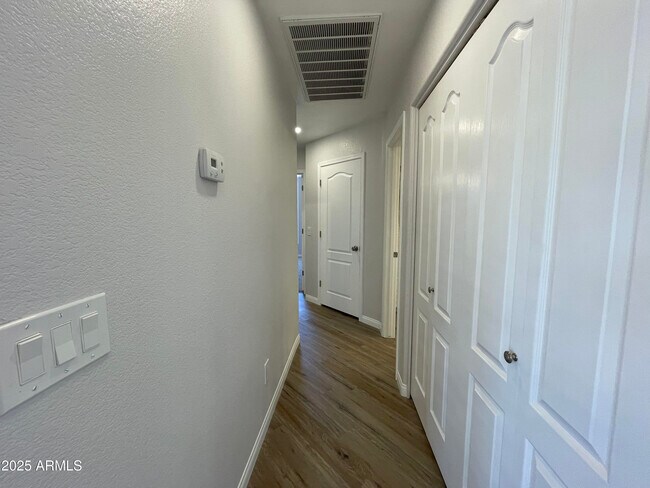 Building Photo - 841 E Lovegrass Dr