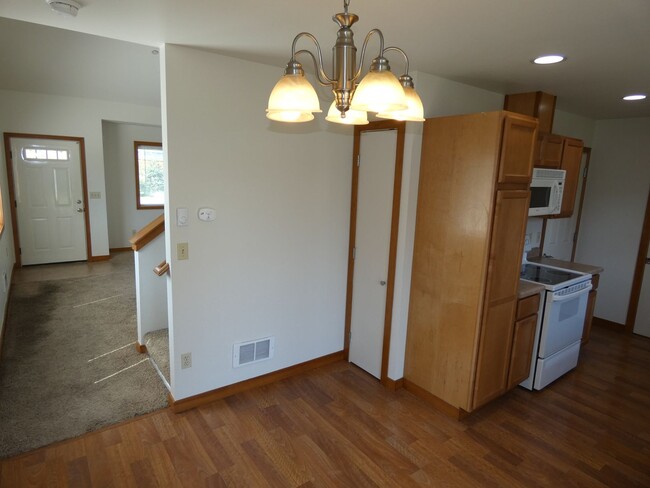 Building Photo - APPLICATION PENDING - Quiet living close t...