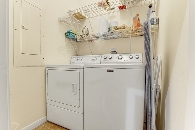 Building Photo - 944 W Lake St