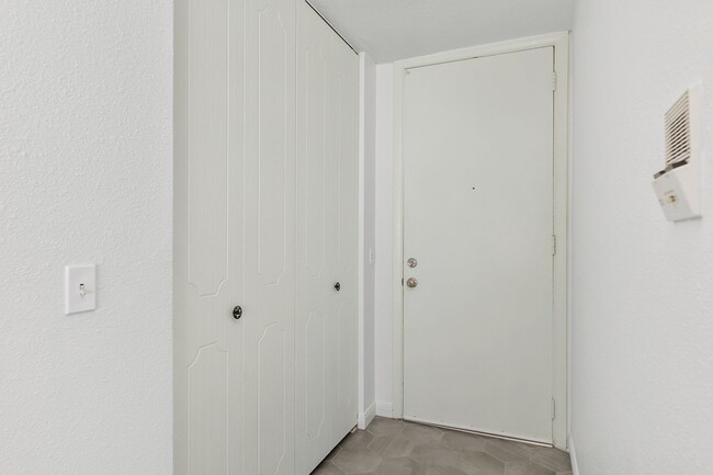 Building Photo - Beautiful & Spacious 1BD/1BA Condo - Walk ...