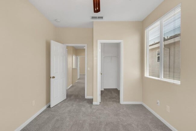 Building Photo - Beautiful 3 bed 2.5 bath in Natomas!