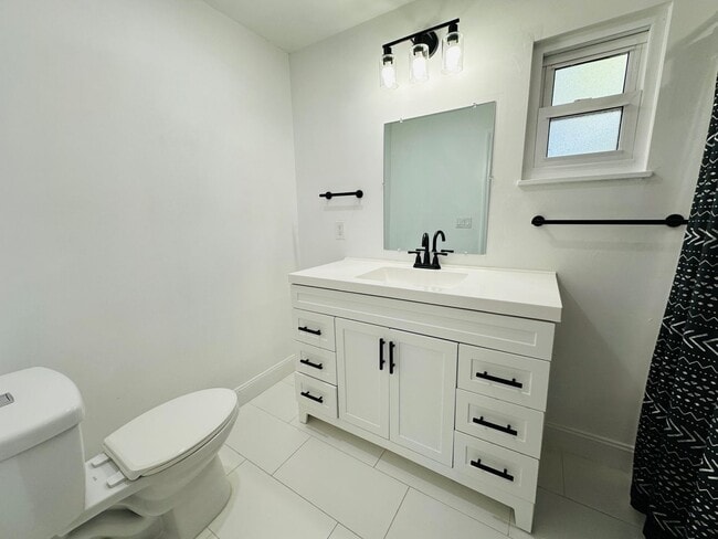 Building Photo - Charming 3 Bed, 2 Bath Oasis: Minutes from...