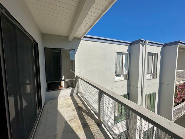 Building Photo - $500 OFF FIRST MONTH RENT - 1 Bed 1 Bath Available in Watergate Complex of Emeryville!!!
